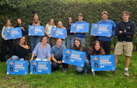 Jongeren houden cheque vast (vergroot foto)