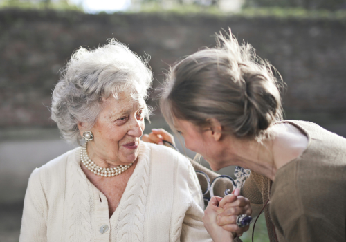 Oudere vrouw en jongere vrouw omhelzen elkaar (vergroot foto)