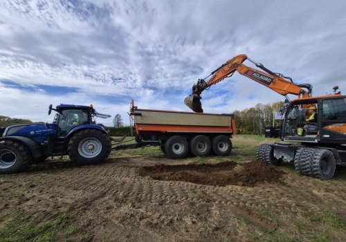 Tractor op het terrein van de Oostelijke Rondweg (vergroot foto)