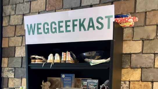 kast met spulletjes (vergroot foto)